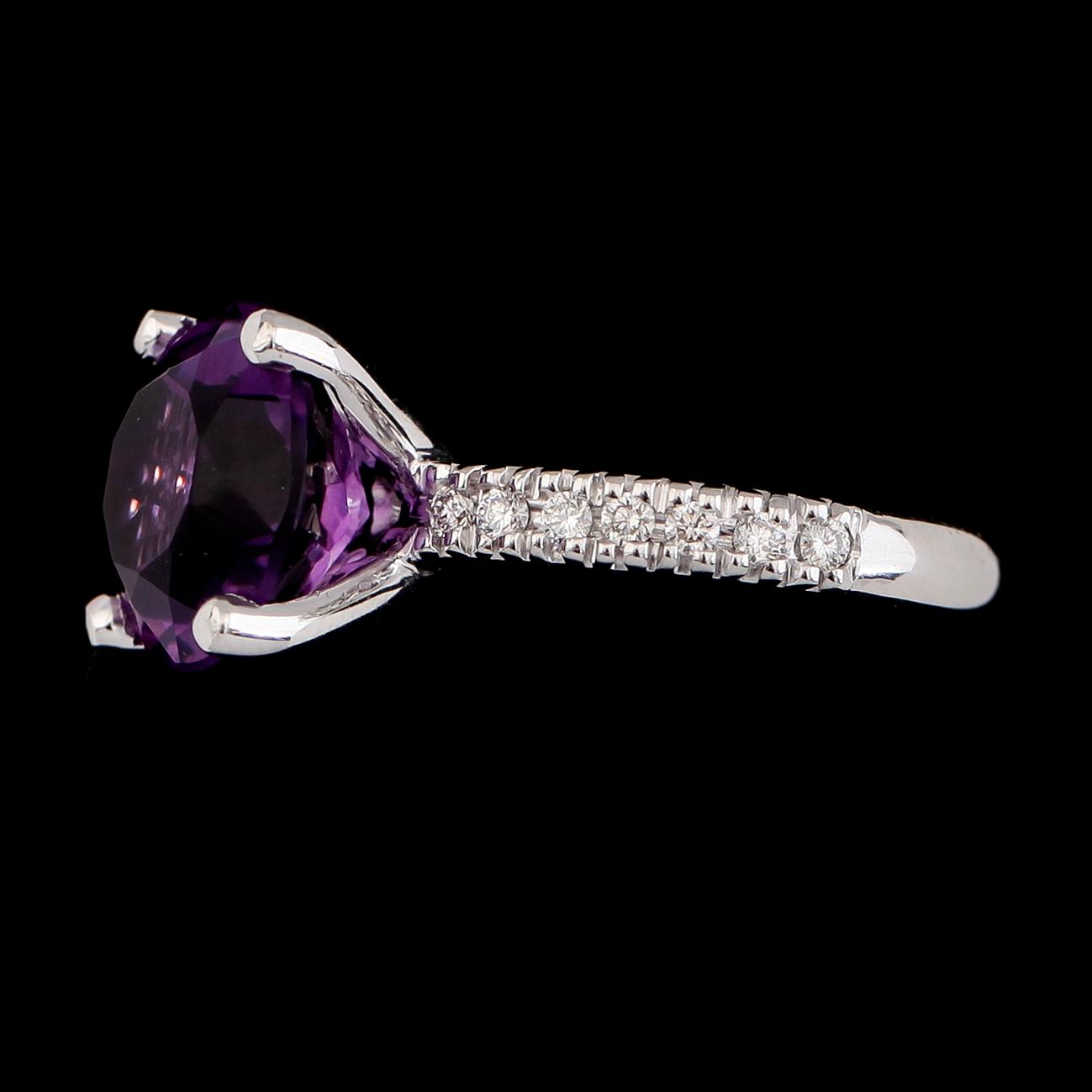 RING, 18K vitguld, briljantslipade diamanter tot ca 0.32 ct och ametist ca 8.00 ct. Total vikt ca 8 g.
