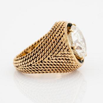 A Sterlé ring in 18K gold with a round brilliant-cut diamond.