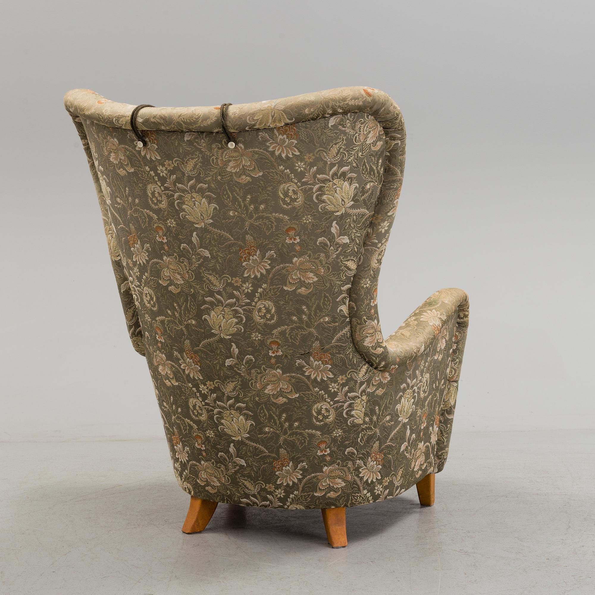 SCANDINAVIAN DESIGN, an upholstered easy chair, 1940's/1950's.