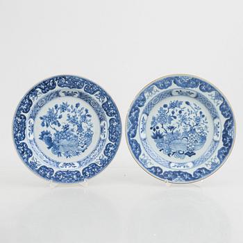 A set of eight Chinese export porcelain plates and two chargers, Qing dynasty, Qianlong (1736-95).