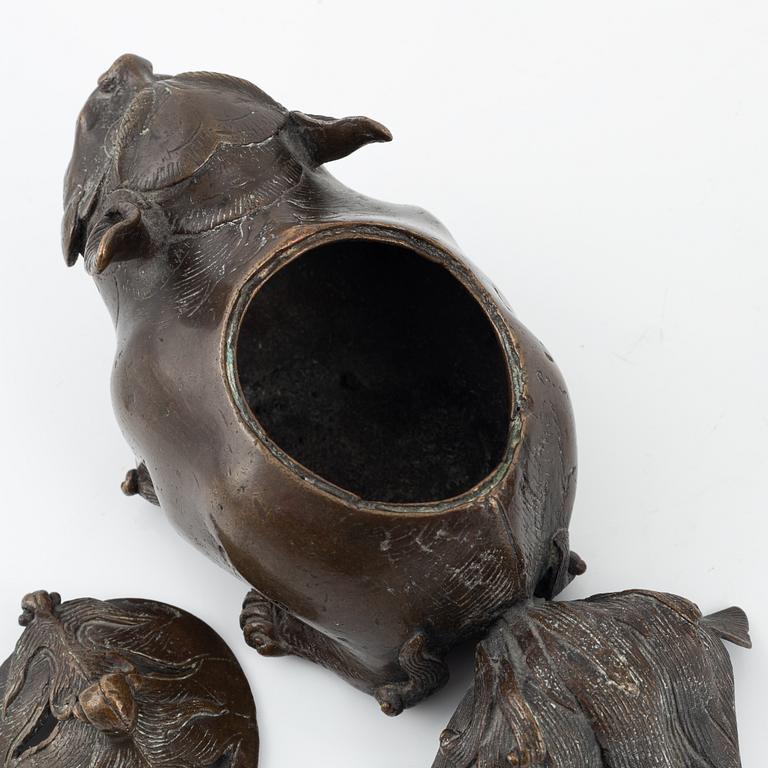 A Japanese bronze vase and censer with cover, Meiji period (1862-1912).