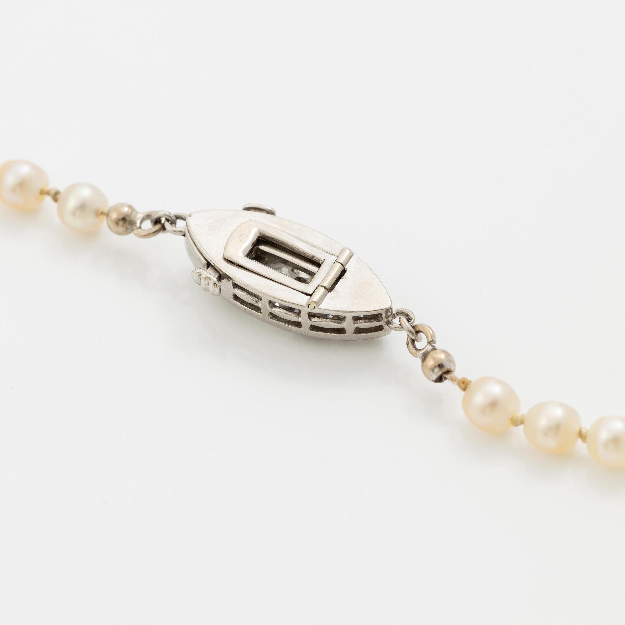 Collier pärlor lås platina med gammalslipade diamanter.