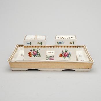 SKRIVSTÄLL, 3 delar, porslin, Wien-liknande märke, 1800-talets slut.