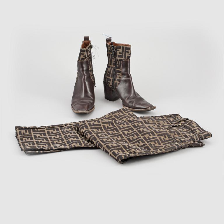 BYXOR/JEANS och BOOTS, Fendi.