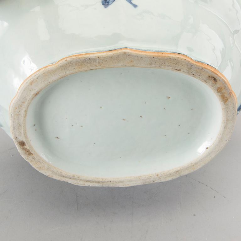 TERRIN med LOCK och FAT, porslin, Kina, omkring 1800.