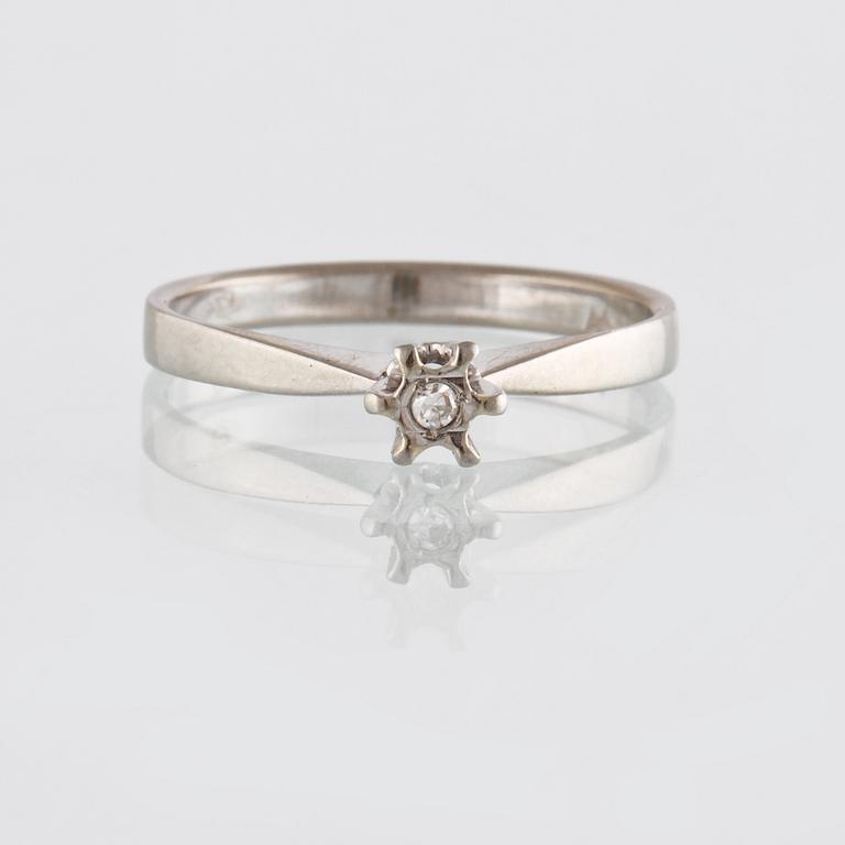 RING, 18K vitguld med åttkantslipad diamant, importstämplad. Vikt 2,4 gram.