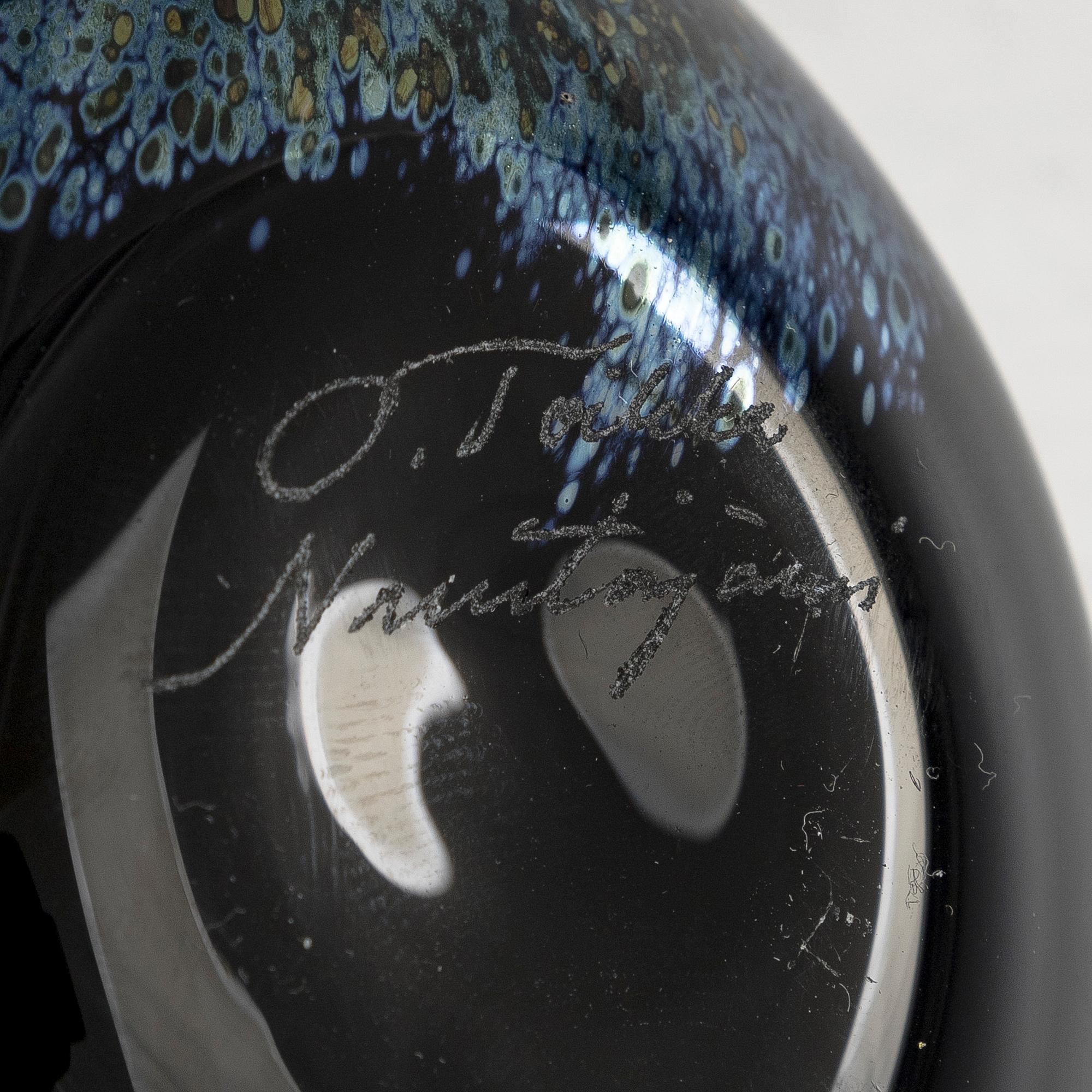 Oiva Toikka, glasfåglar, 2 st, "Crow" och "Babycrow", signerade O. Toikka Nuutajärvi.