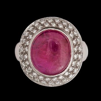1118. A cabochon cut ruby ring set with brilliant cut diamonds, tot. app. 0.75 ct.
