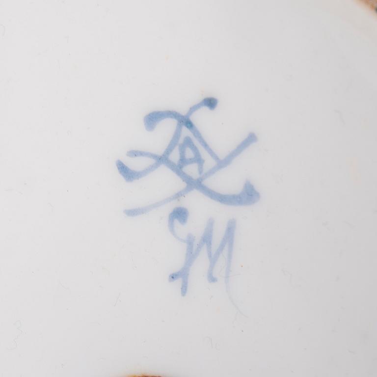 URNOR, ett par, porslin, Sèvres-liknande märke, Frankrike, 1800-tal.