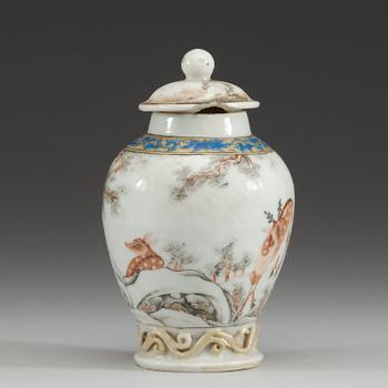 KOPPAR med FAT, två stycken, samt TEDOSA, porslin. Qing dynastin, Yongzheng (1723-35).