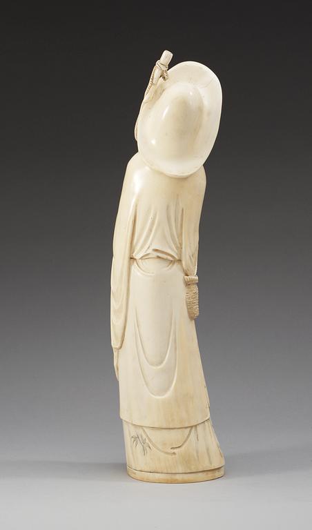 A large ivory figure of a fisherman, late Qing dynasty/early 20th Century.