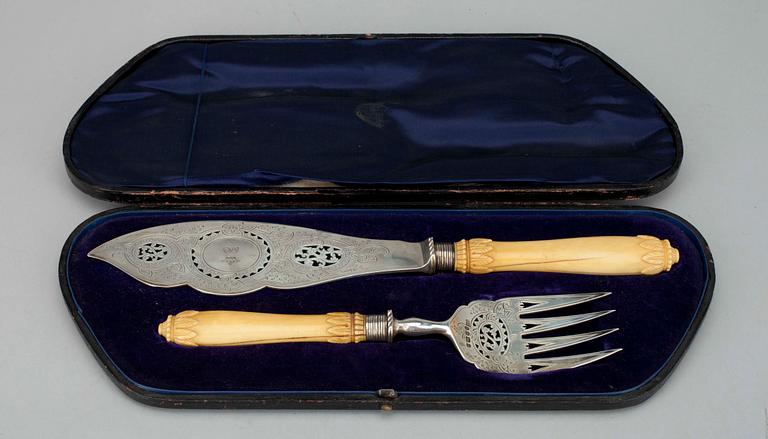 FISKBESTICK, silver och ben, Harrison Bros & Howson, Sheffield, 1875. Tot. vikt ca 323 gr.