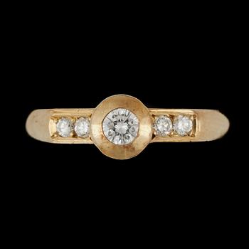RING, lägst 18k guld med briljantslipade diamanter tot ca0,27ct. Vikt 3,7g.