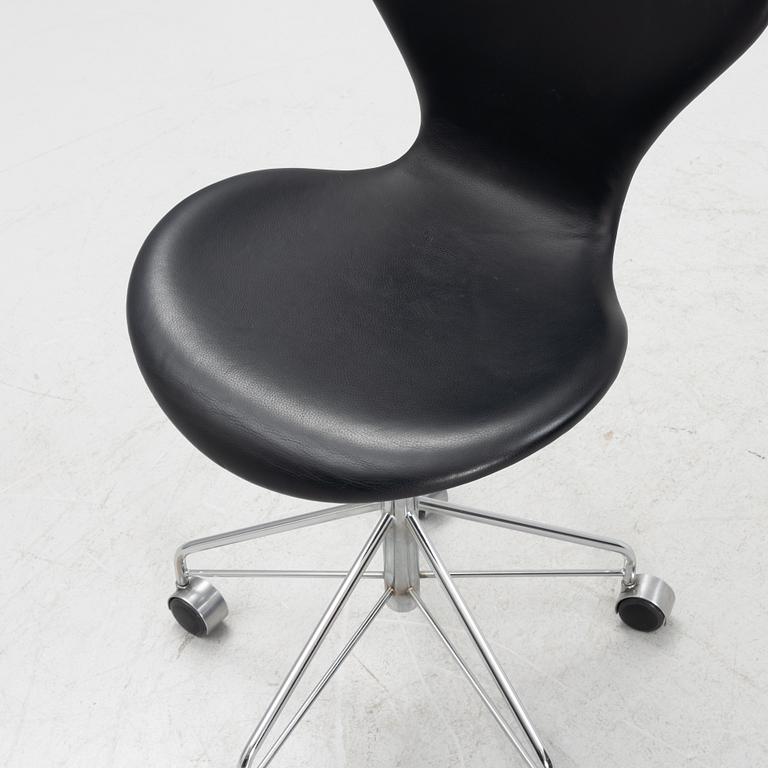 Arne Jacobsen, skrivbordsstol, "Sjuan", Fritz Hansen, Danmark, daterad 2004.