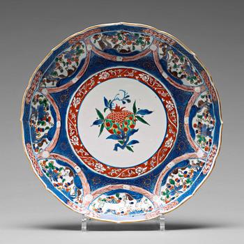 801. An imari verte dish, Qing dynasty, Kangxi (1662-1722).