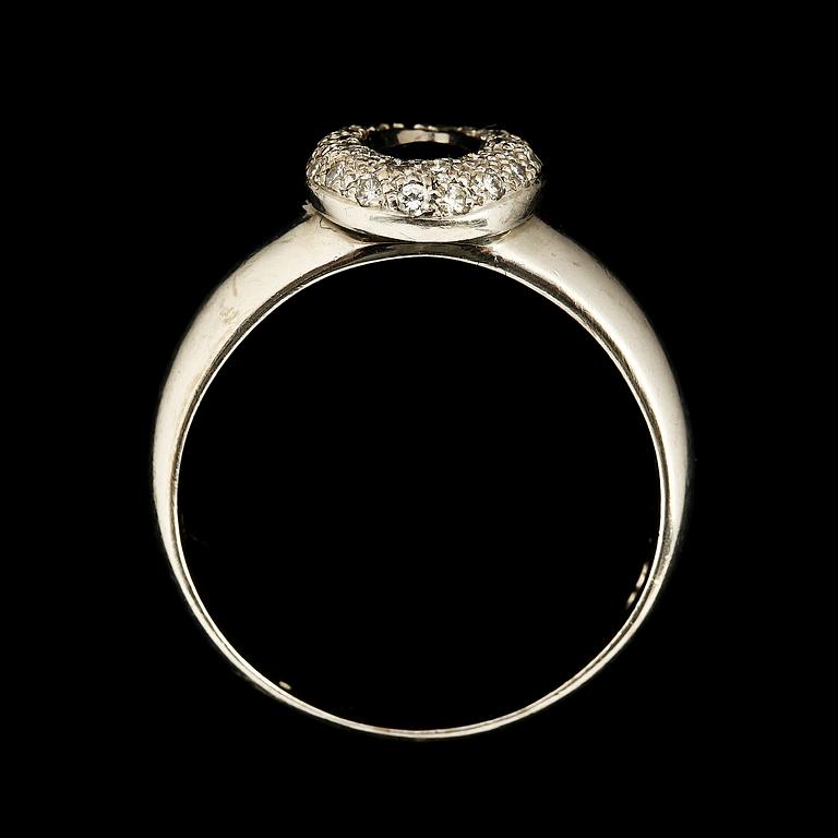 RING, 18k vitguld med fasettslipad blå safir samt små briljantslipade diamanter tot 0.34 ct. Engelbert. Vikt 7 g.