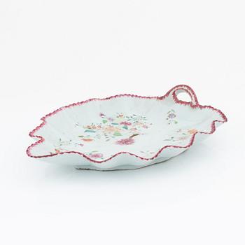 A leaf shaped famille rose serving dish, Qing dynasty, Qianlong (1736-95).