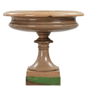 A massive Gardenurn, red Bohus granite, made circa 1905. Empire style.