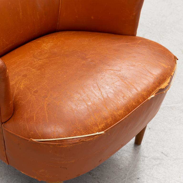 Carl Malmsten, A leather upholstered armchair, model "Lillasyster", O.H. Sjögren, second half of the 20th century.