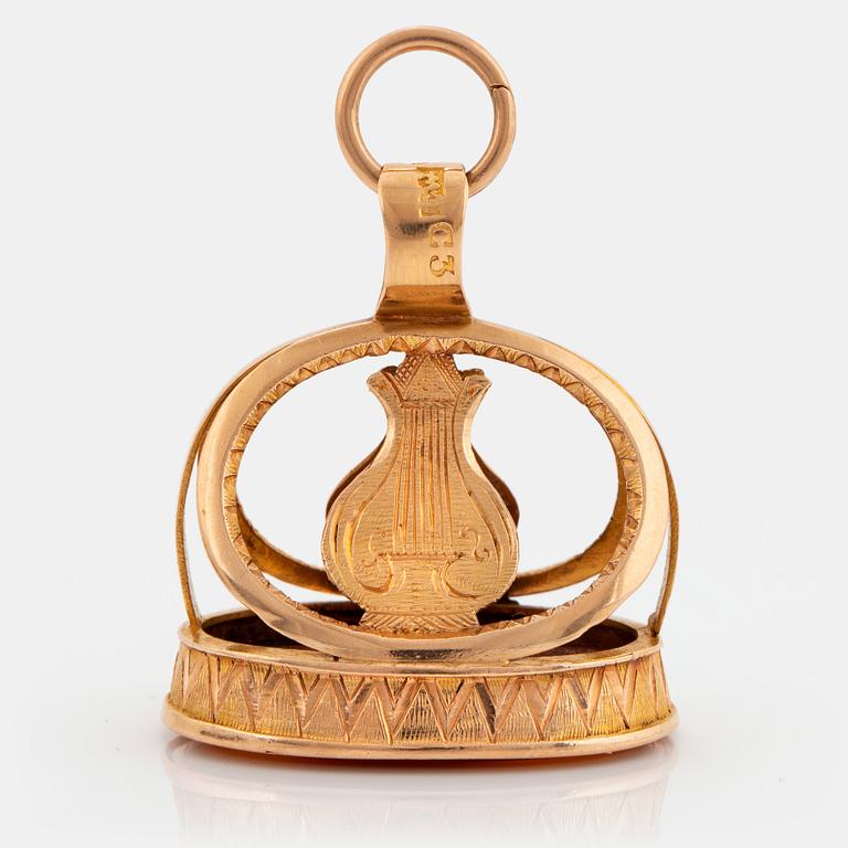An 18K gold and carnelian seal.