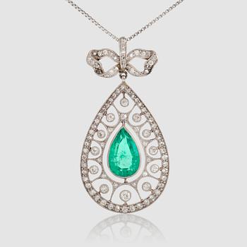 1385. HÄNGE/BROSCH med droppformad smaragd, ca 2.30 ct, samt gammalslipade diamanter totalt ca 1.20 ct, med tillhörande KEDJA.