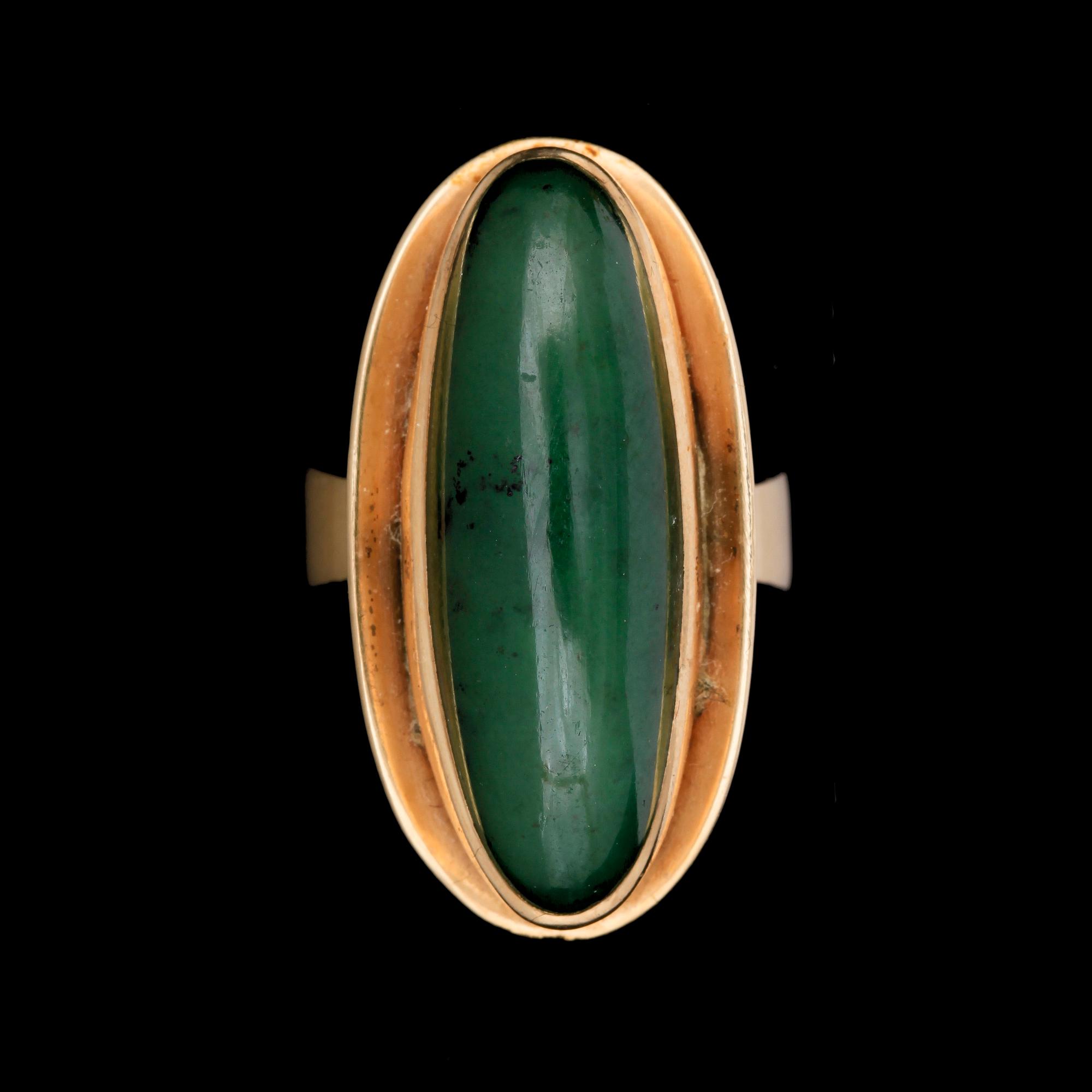 RING, 14k guld med cabochonslipad grön jade. Vikt 10g.