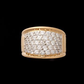 RING, 14K guld, briljantslipade diamanter 43 st, tot. ca 1,50 ct. Vikt 5,57 g. Intyg.