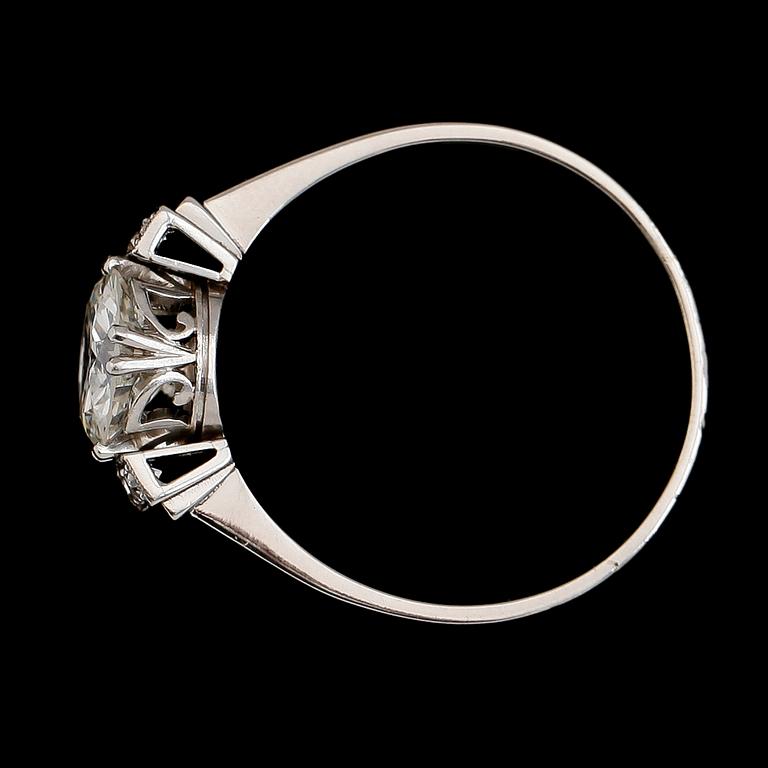 RING med diamant i äldre slipning, ca 1.73 ct, samt åttkantslipade diamanter. Vikt enligt gravyr.