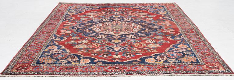 An Persian carpet, ca. 310 x 215 cm.