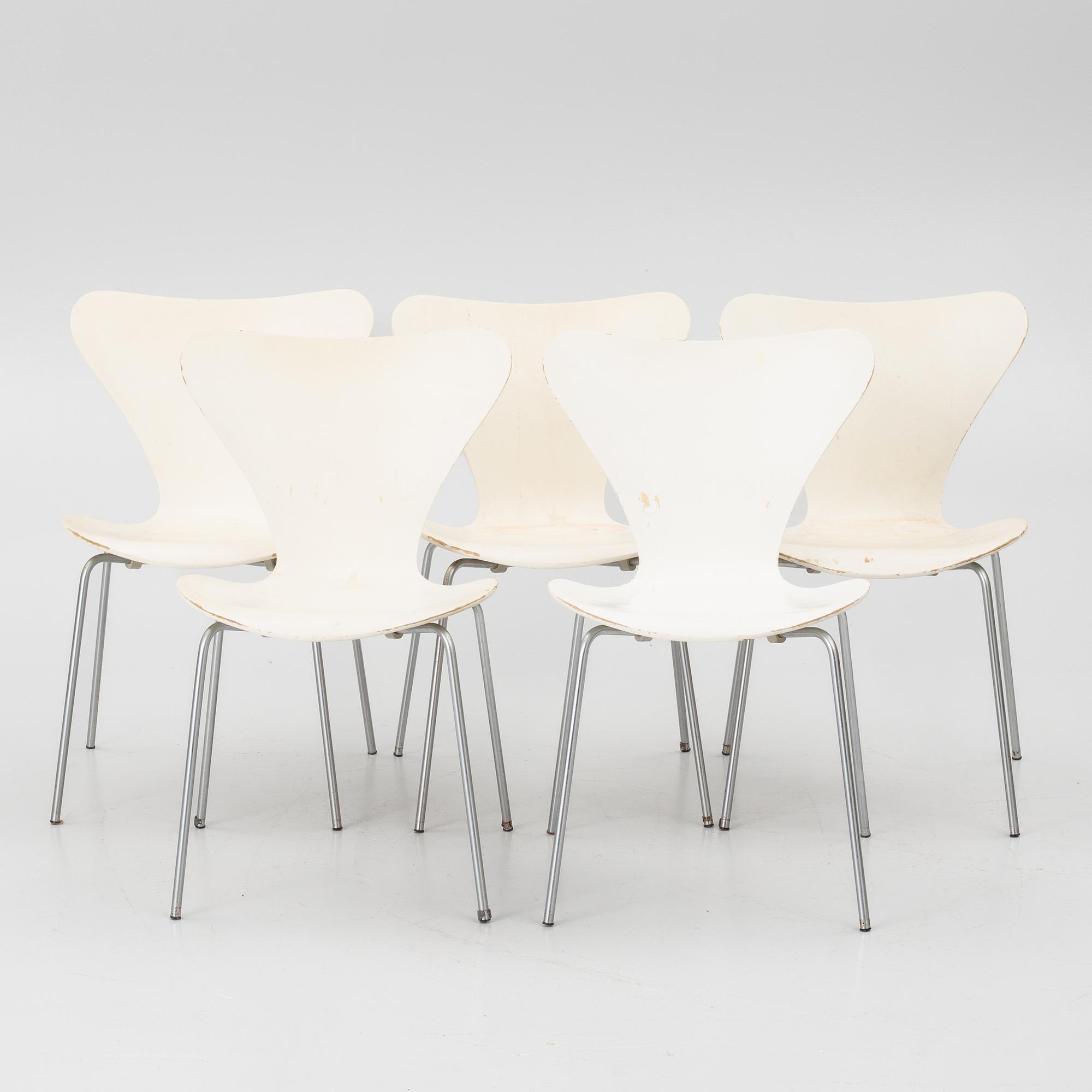 Arne Jacobsen, Four 'Series 7' chairs, Fritz Hansen Denmark 1970.