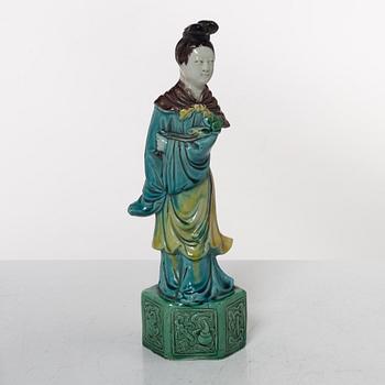 A Chinese porcelain figure of an elegant lady, 20th century.