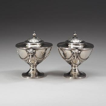 A pair of English 18th century sauce-tureens, possibly of John Robins, London 1784.