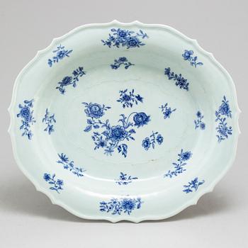 A large blue and white export serving dish, Qing dynasty, Qianlong (1736-95).