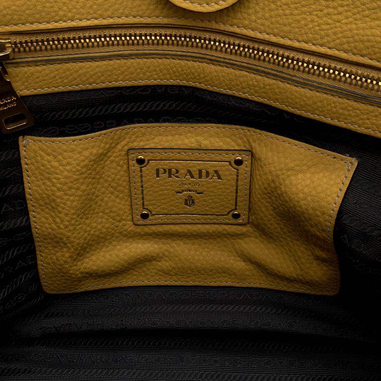 Prada, a 'Vitello Daino Tote' bag.