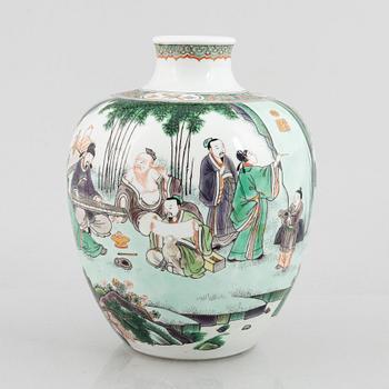 A Chinese famille verte porcelain vase, Qing dynsaty, 19th century.