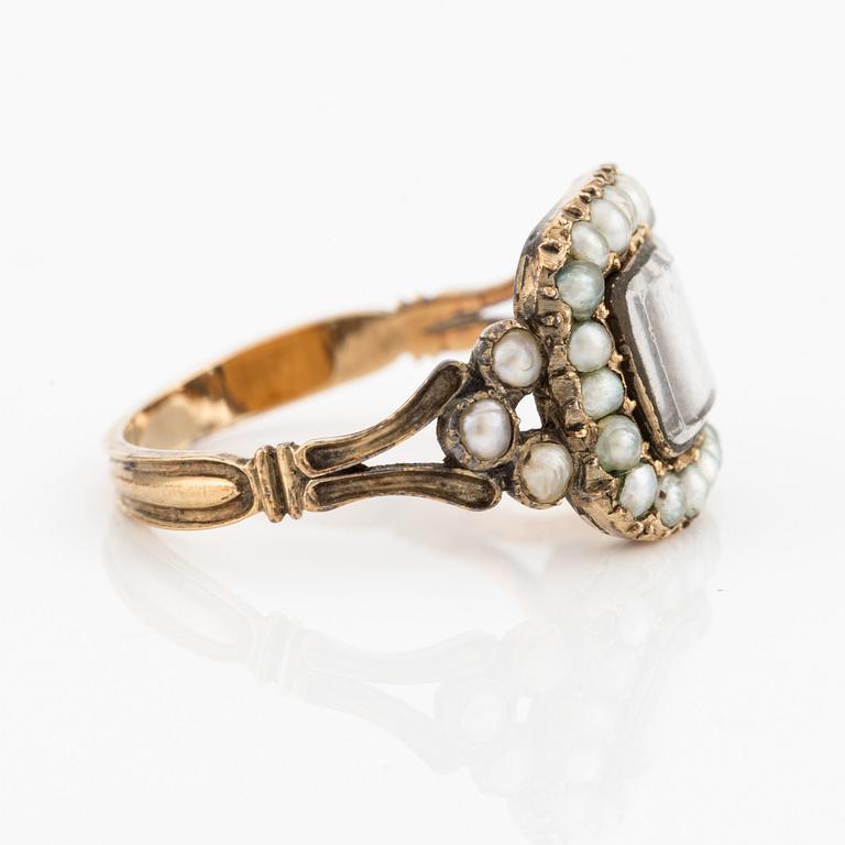 Ring in gold with pearls and hair compartment.