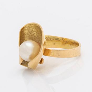 ELON ARENHILL ring 18K guld med 1 odlad pärla ca 9 mm Malmö 1982, total vikt 10,7 g.