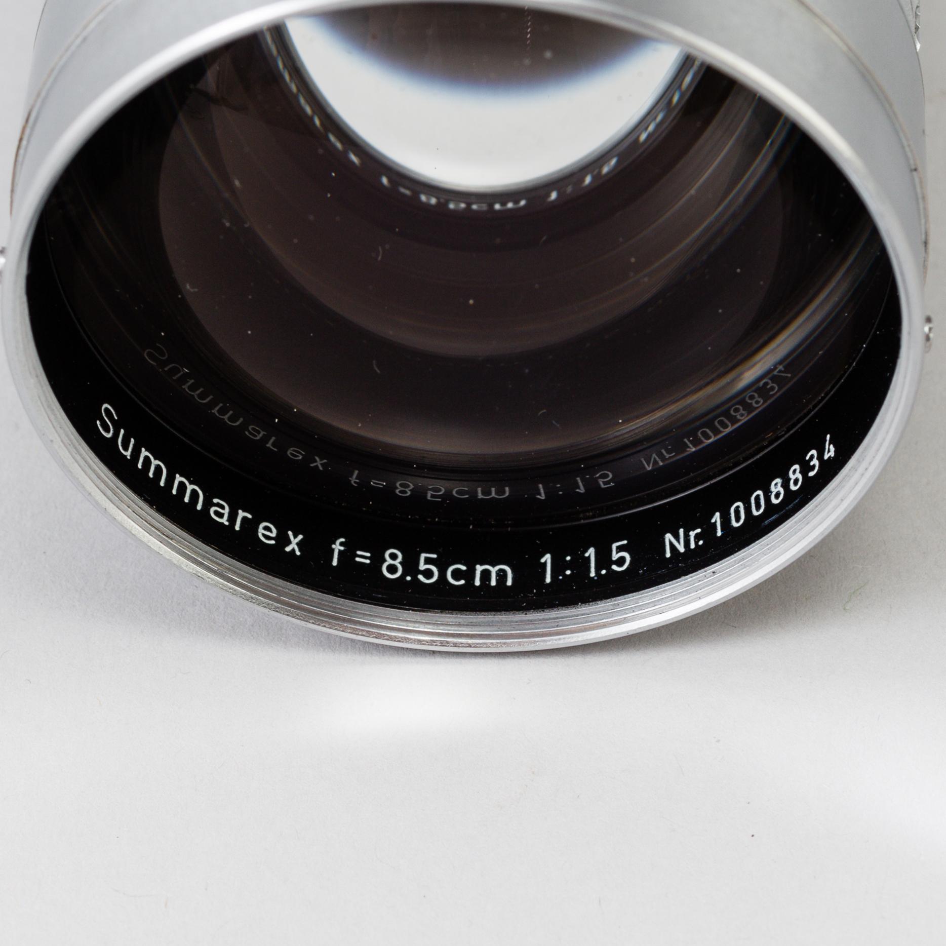 A chrome Leica Summarex f=8,5 cm 1:1,5 lens no 1008834 designed by av Max Berek, Ernst Leitz, Wetzlar . 1943-1960.