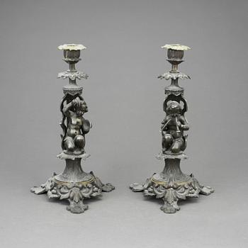 LJUSSTAKAR, ett par, nyrenässans, patinerad metall. 1800-talets slut.