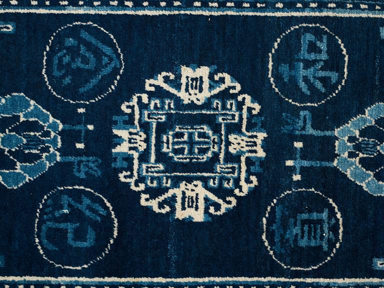 MATTA, semiantik Xinjiang (Sinkiang), Kina, ca 127 x 67-69 cm (samt ca 1 cm slätväv på en kortsida).