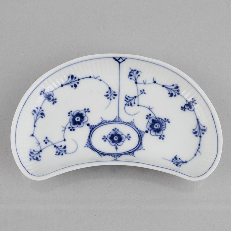 A set of 12 'Blue Fluted' porcelain dishes, Royal Copenhagen, model 154, 1898-1923.