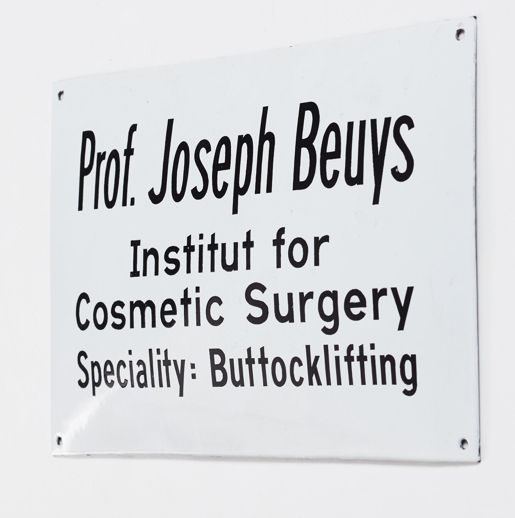 Joseph Beuys, "Buttocklifting".