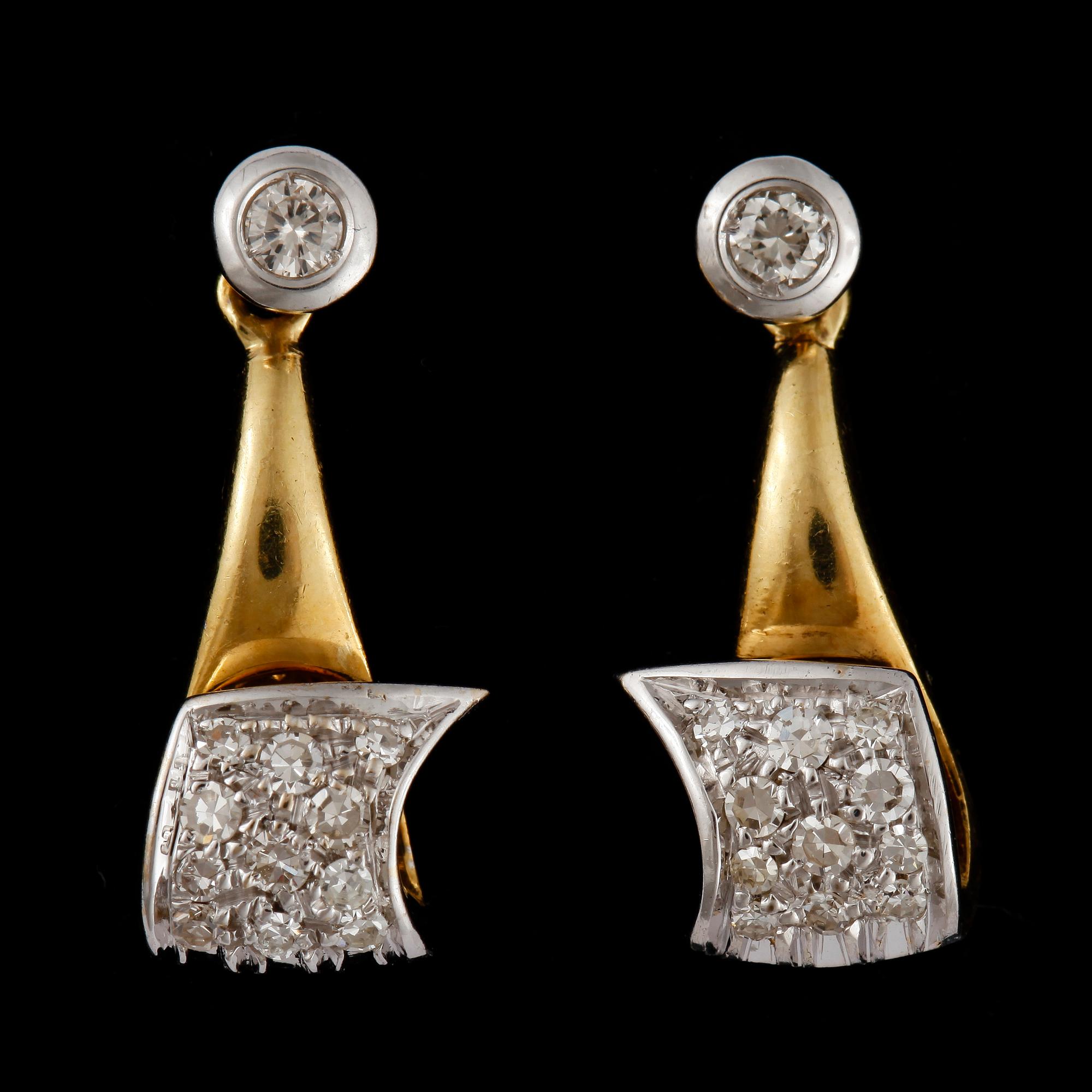 ÖRHÄNGEN, ett par, 18k guld samt vitguld med briljantslipade diamanter i olika storlekar tot ca 0,80 ct. Vikt ca 4,9 g.