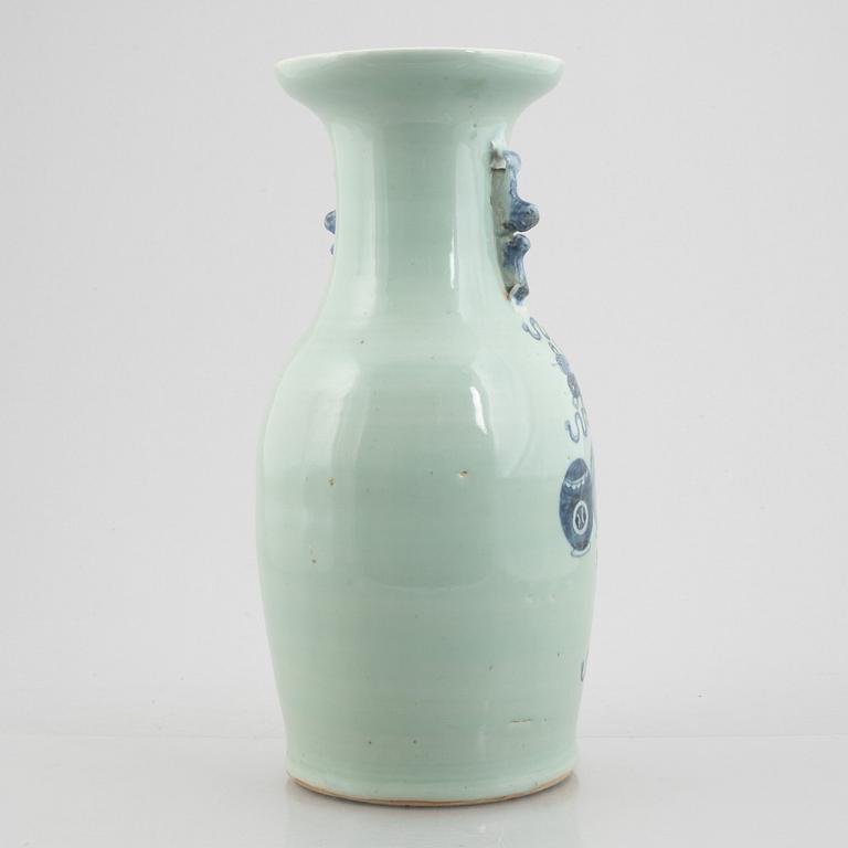 A porcelain vase, China, Qing dynasty, late 19th century.