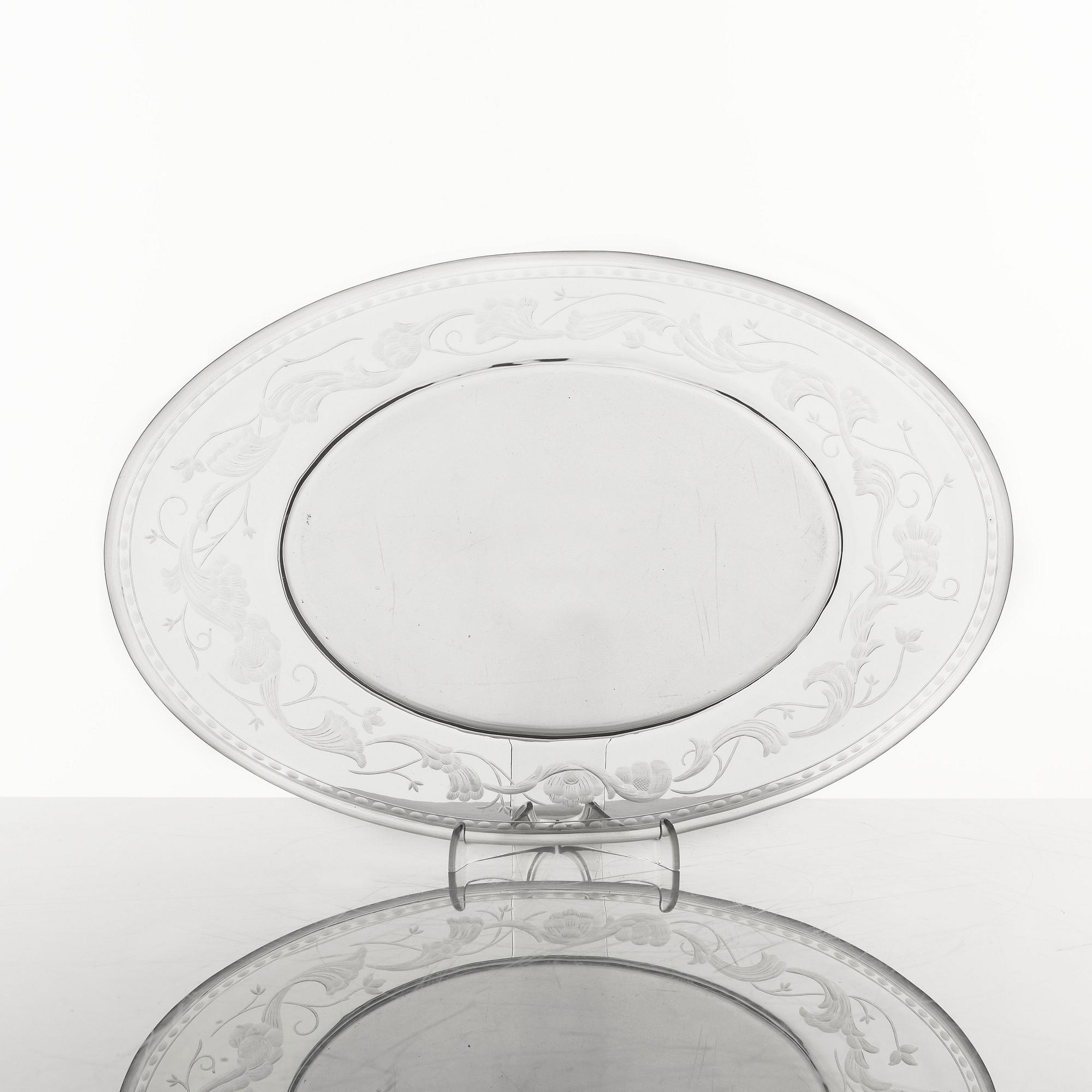 Simon Gate, an engraved Swedish Grace glass bowl on a plate, Orrefors, Sweden 1925, model 147.