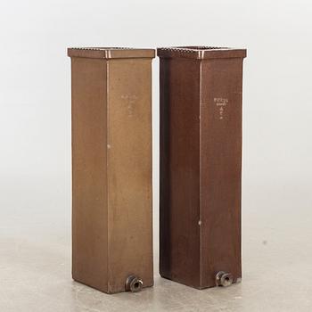 FÖRVARINGSKÄRL HÖGANÄS, 2 st, saltglaserat stengods, 1900-talets första del.