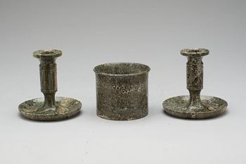 LJUSSTAKAR samt TOBAKSBURK, Kolmårdsmarmor, 1800-tal.