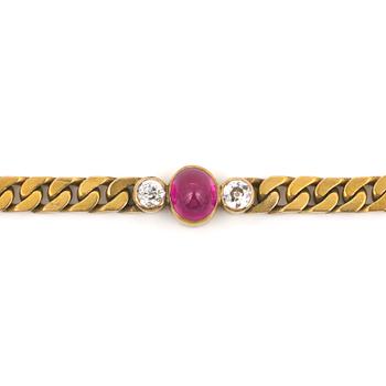 ARMBAND, 14K guld med cabochonslipad rubin, ca 1.95ct och 2 gammaslipade diamanter tot ca 0.50 ct. Vikt ca 19 g,