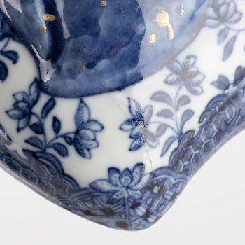 A blue and white peach shaped Chinese Export tureen with cover, Qing dynasty, Qianlong (1736-95).