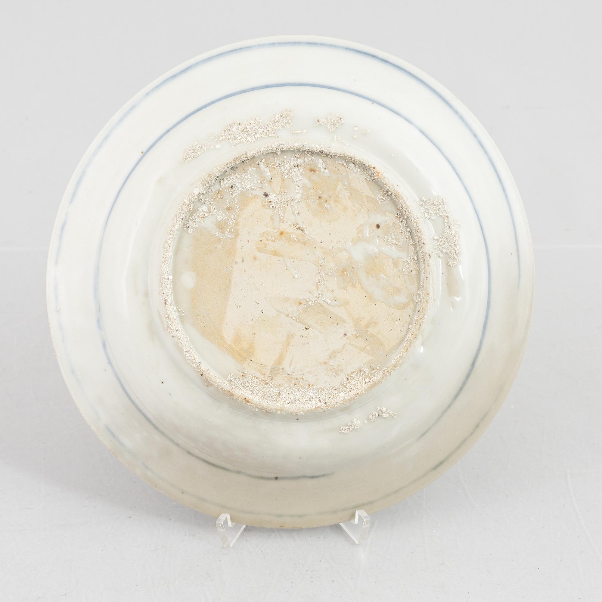 A blue and white Swatow dish  and two blue and white urna, China, Ming dynasty (1368-1644).